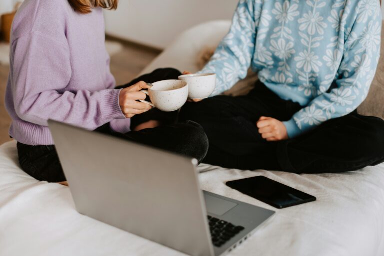 Paartherapie online oder vor Ort: Was passt besser zu uns?