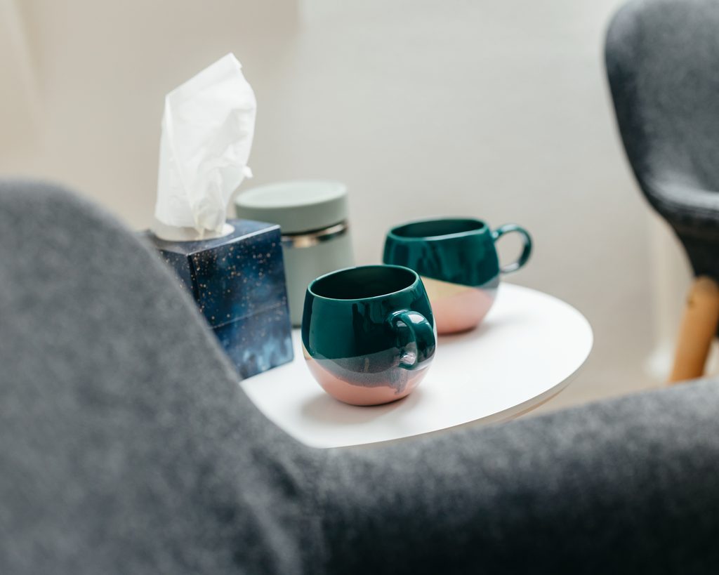 Paartherapie Stuttgart und Paarberatung Stuttgart: Kaffeetassen und Taschentücher, Details aus dem Beratungsraum